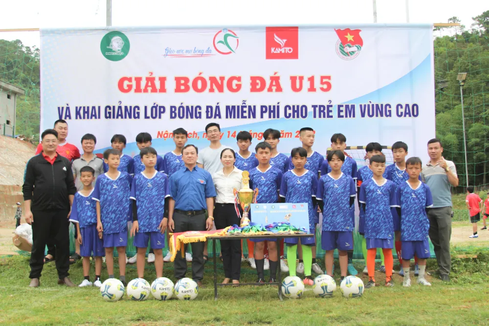 Dự án GUMBĐ & Chương trình thứ 15: Hành trình vượt 2.000 km - Gieo ước mơ bóng đá cho trẻ em vùng cao ảnh 2