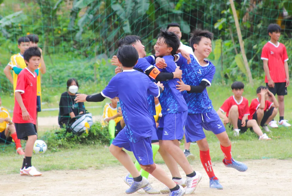 Dự án GUMBĐ & Chương trình thứ 15: Hành trình vượt 2.000 km - Gieo ước mơ bóng đá cho trẻ em vùng cao ảnh 9