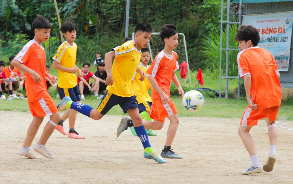 Dự án GUMBĐ & Chương trình thứ 15: Hành trình vượt 2.000 km - Gieo ước mơ bóng đá cho trẻ em vùng cao ảnh 4