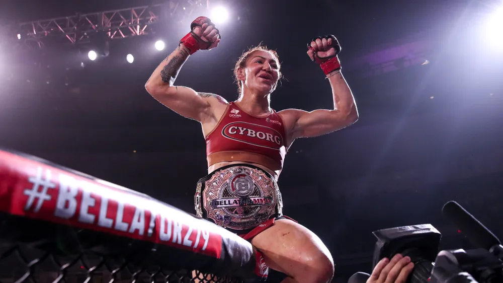 Cyborg bảo vệ đai hạng lông ở sự kiện Bellator 279