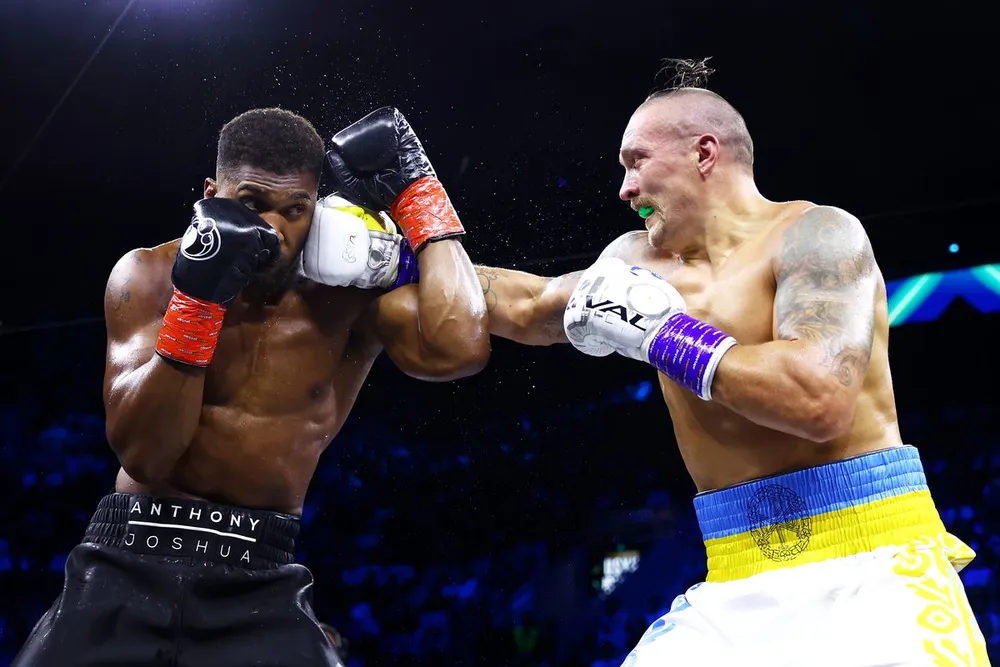 Usyk ra quyền vào mặt AJ