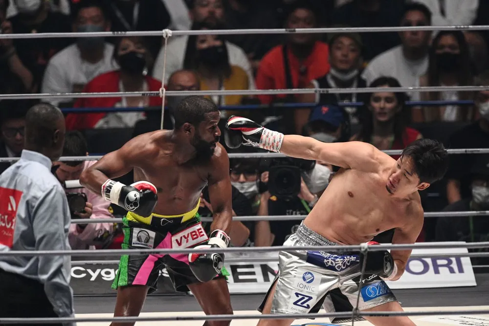 Mayweather tấn công Asakura