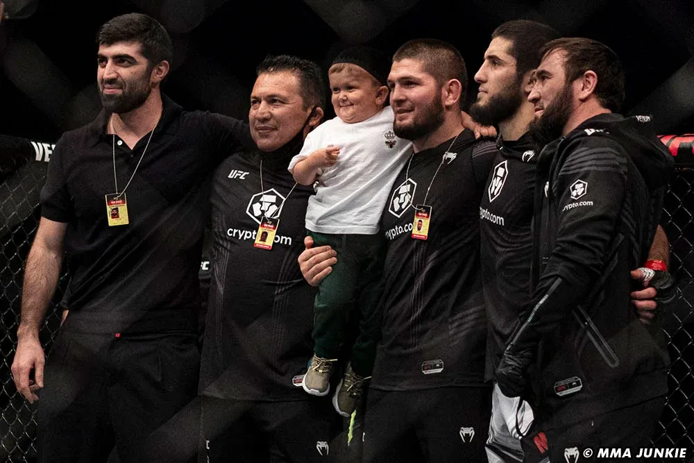 Javier Mendez (thứ 2 từ trái sang)