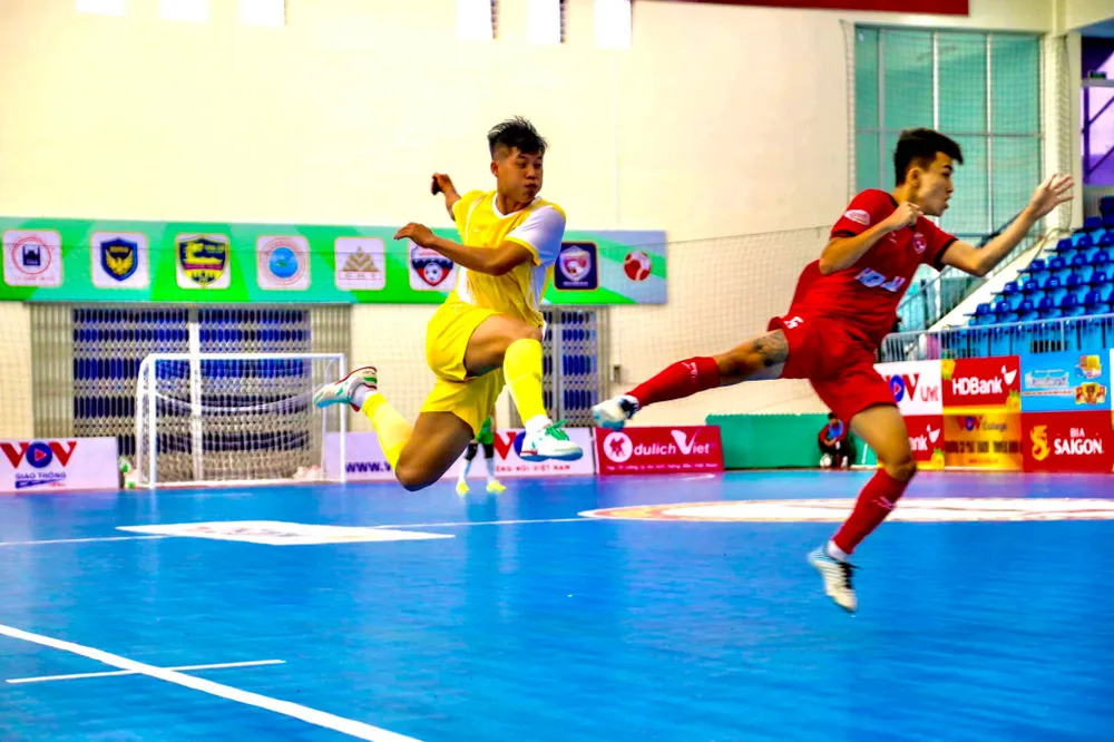 Cầu thủ futsal Chí Tiến: Nên duyên cùng nàng fan nữ xinh đẹp Hồng Nhung, đãi tiệc cưới sôi động trên… sân bóng ảnh 5