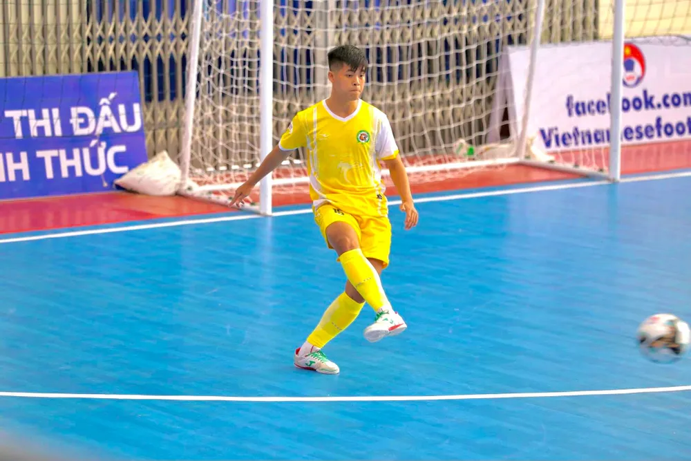 Cầu thủ futsal Chí Tiến: Nên duyên cùng nàng fan nữ xinh đẹp Hồng Nhung, đãi tiệc cưới sôi động trên… sân bóng ảnh 4