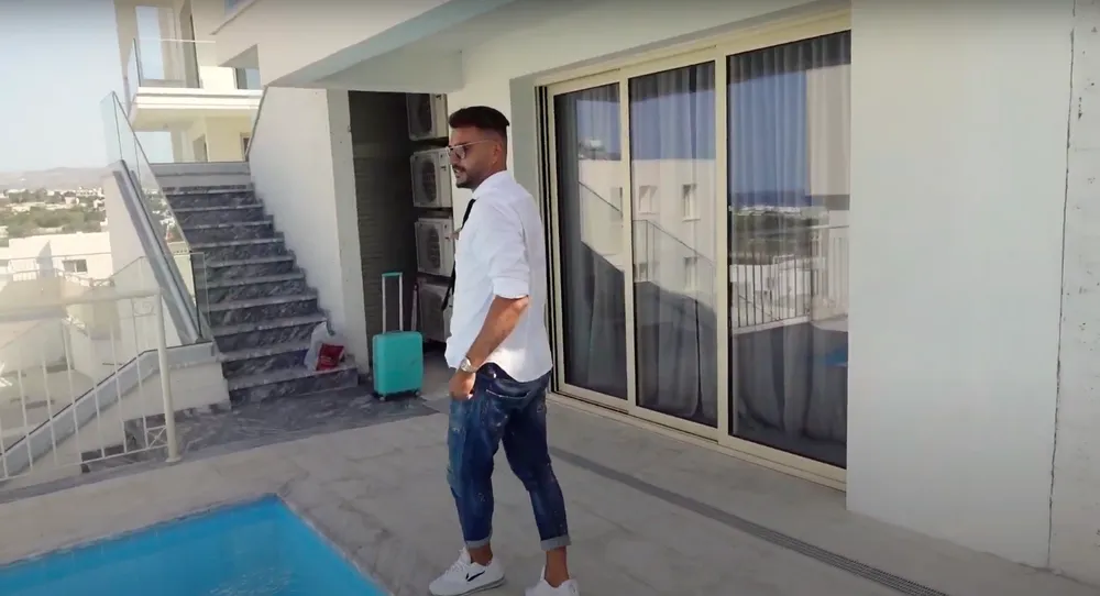 Cựu cầu thủ người Nga Yevgeny Savin: “Kẻ phản bội” rời khỏi đất mẹ kể về cuộc sống mới tươi đẹp bên đảo Cyprus ảnh 1