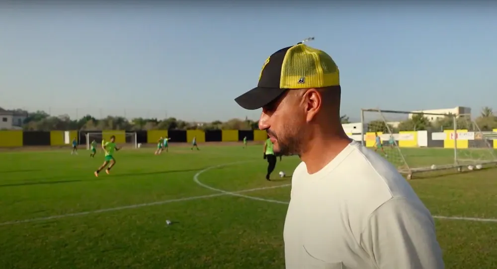 Savin trên sân bóng ở đảo Cyprus