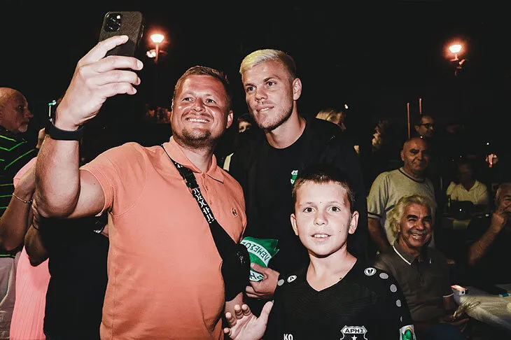 Cầu thủ Nga từng đi tù Aleksandr Kokorin: Hưởng thụ cuộc sống ở đảo Cyprus, không xem RPL, là ngôi sao của Aris Limassol ảnh 2