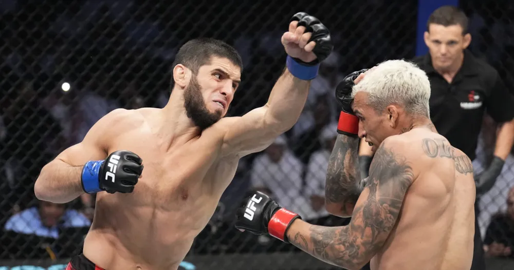 Islam Makhachev: Xứng danh “Truyền nhân” Khabib Nurmagomedov, giành đai hạng nhẹ UFC sau khi thắng bằng Submission trước Charles Oliveira ảnh 1