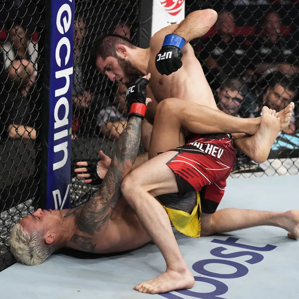Islam Makhachev: Xứng danh “Truyền nhân” Khabib Nurmagomedov, giành đai hạng nhẹ UFC sau khi thắng bằng Submission trước Charles Oliveira ảnh 2
