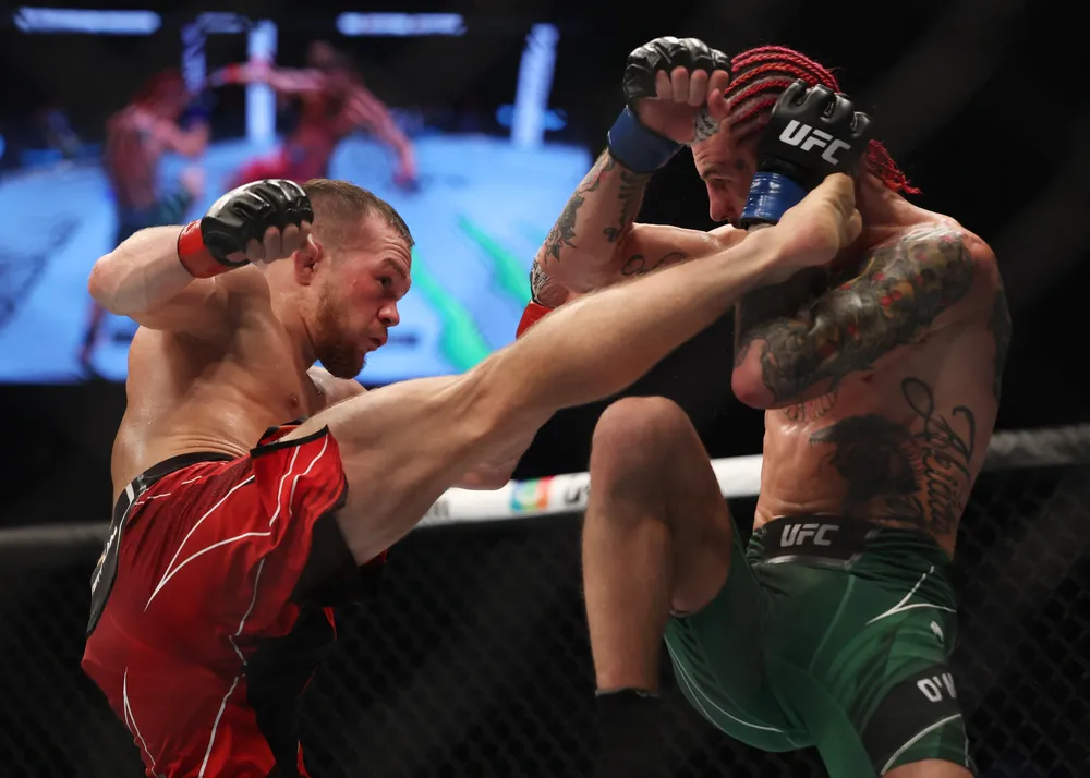 Yan tung cước vào mặt O'Malley