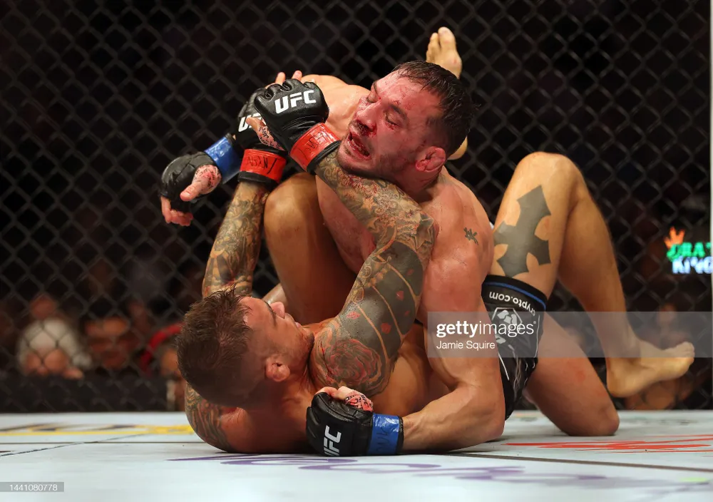 UFC 281: “Viên kim cương” Dustin Poirier thắng Submission “Iron” Michael Chandler bằng đòn siết cổ trong trận đấu đẫm máu ảnh 2