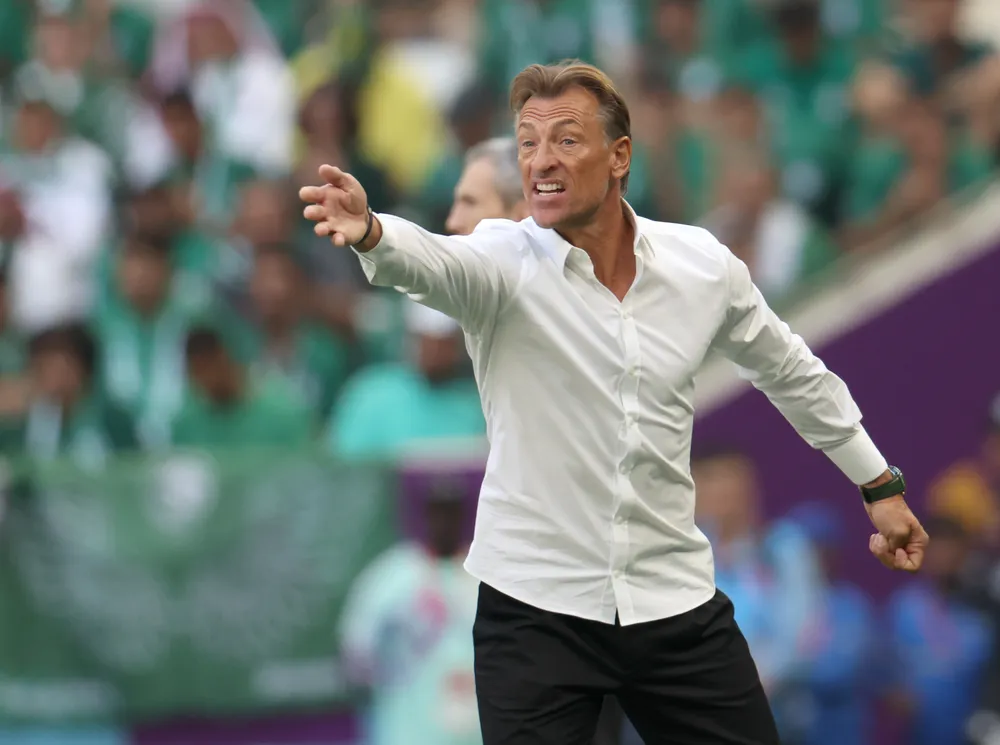 HLV Renard chỉ đạo trên sân