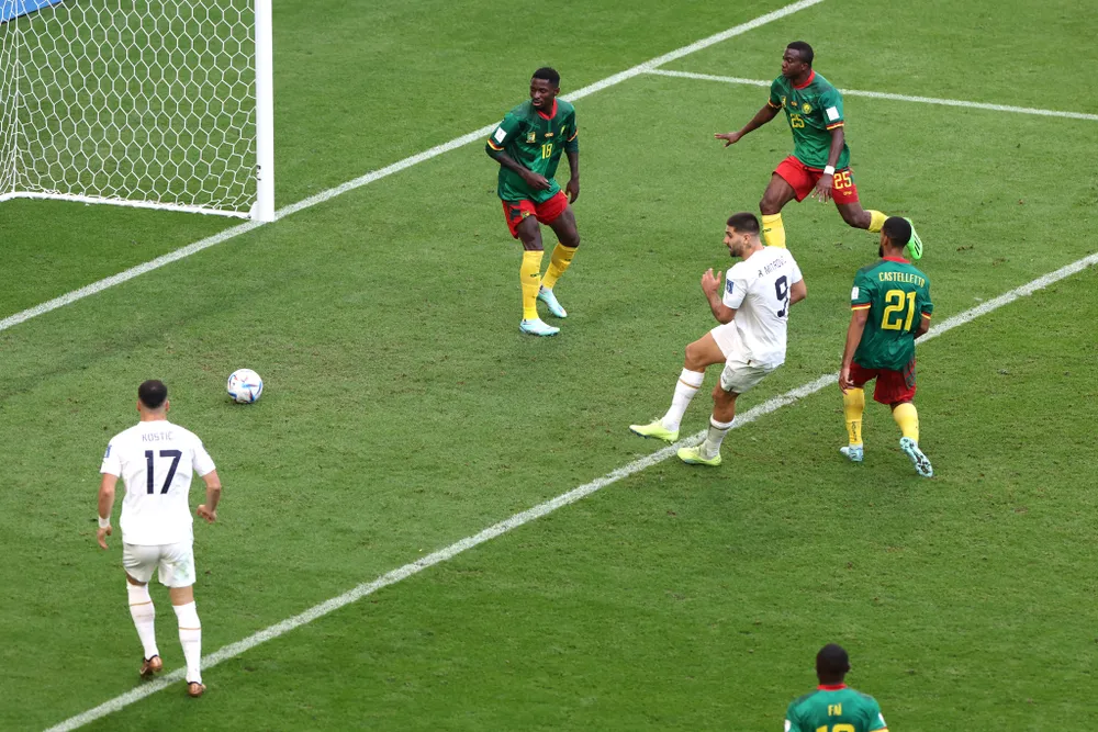 Serbia - Cameroon (bảng G) 3-3: Mitrovic bỏ lỡ 6/7 cơ hội, Aboubakar 2 lần phá bẫy việt vị giúp Sư tử bất khuất ngược dòng! ảnh 1