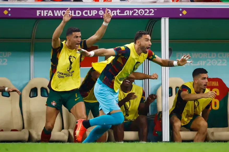 Cristiano Ronaldo bị “giáng cấp”: Không hạnh phúc, nhưng vẫn… tuyệt vời trong phòng thay đồ và hữu dụng ở giải đấu ảnh 2