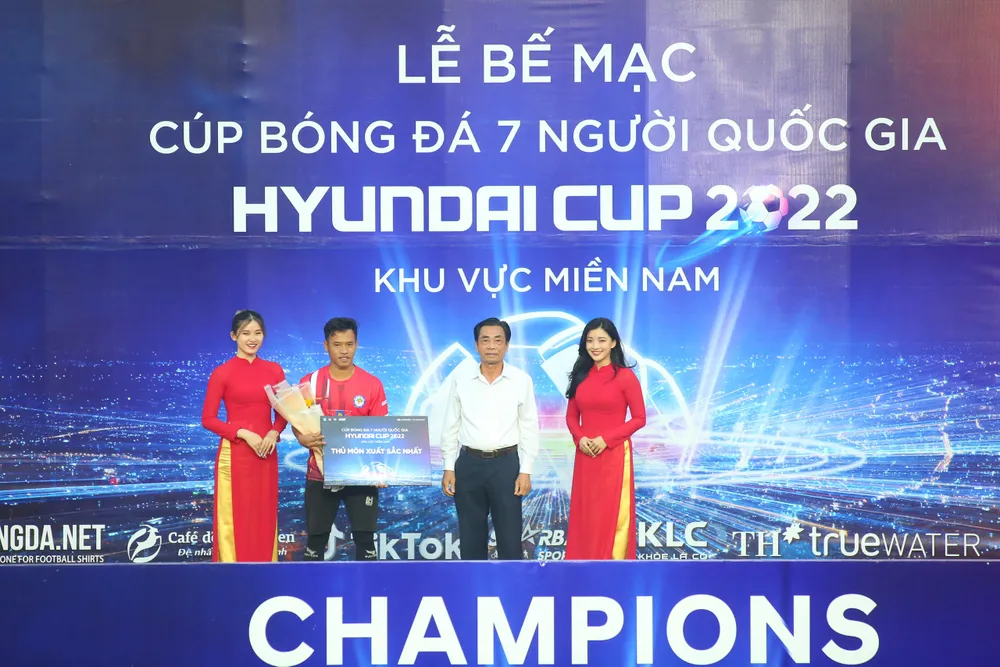 Thủ môn xuất sắc nhất VSC-S2, KV miền Nam: “Lý Tiểu Long” Đỗ Văn Trung - “Gã khùng” cô đơn trong khung thành ảnh 2