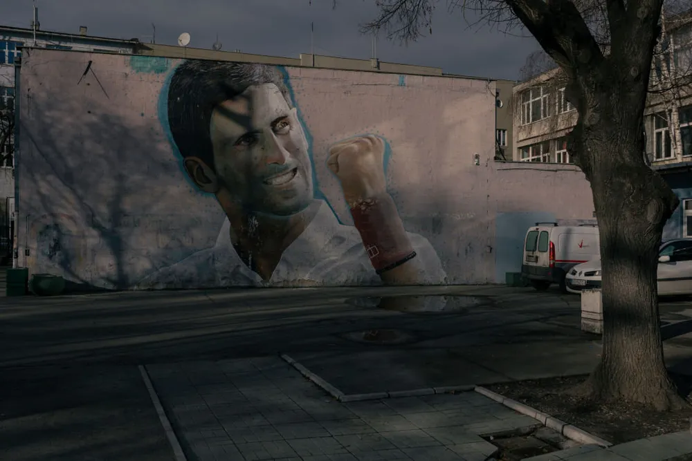 Hình ảnh Djokovic xuất hiện trên một bức tường