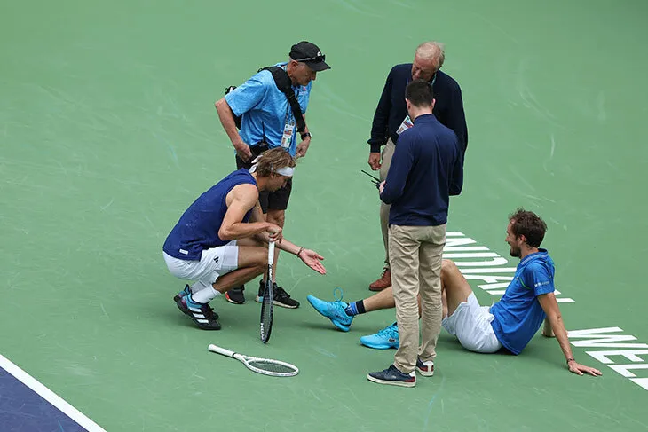Zverev và các quan chức hỏi thăm tình trạng của Medvedev
