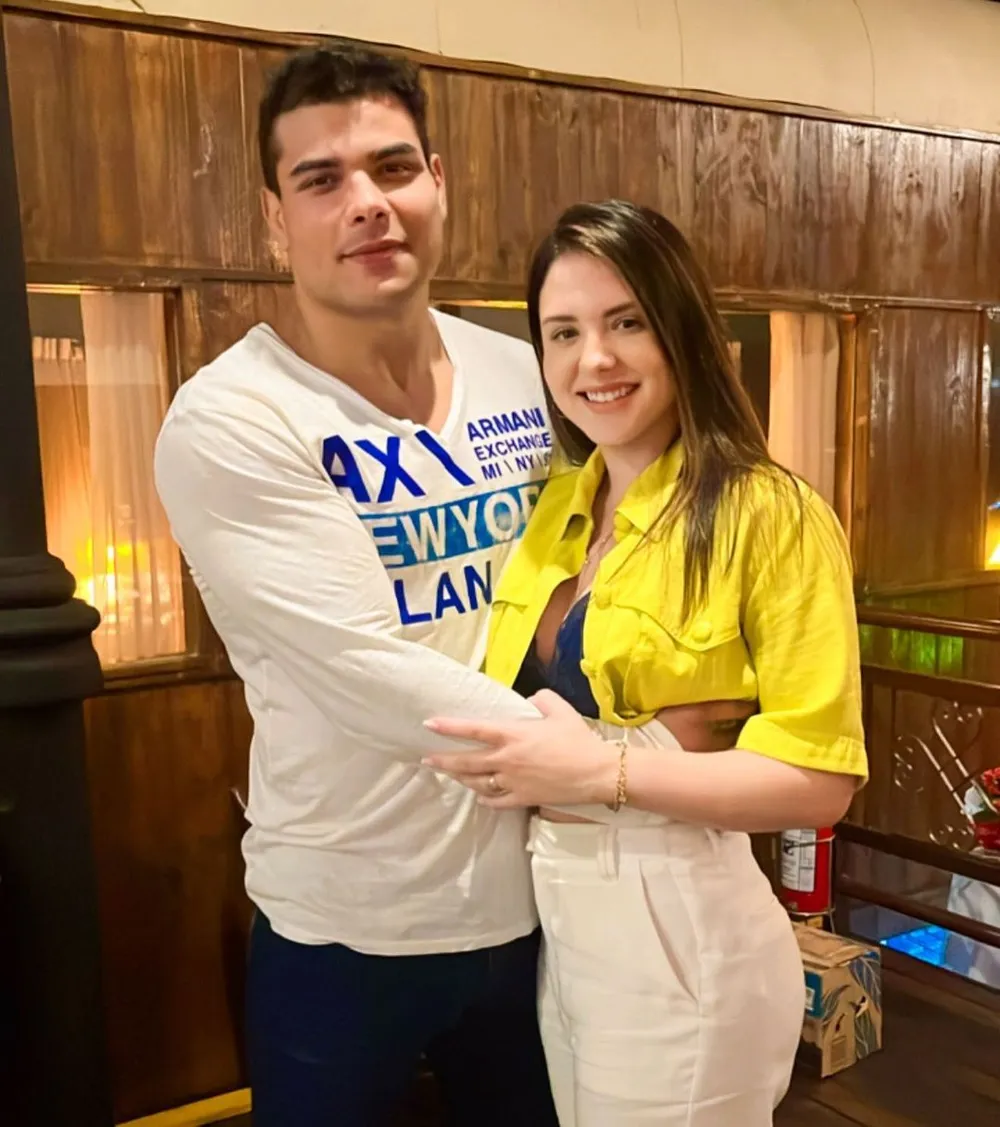 Costa và vị hôn phu cũng là "bầu mới" của mình Costa và vị hôn phu cũng là "bầu mới" của mình