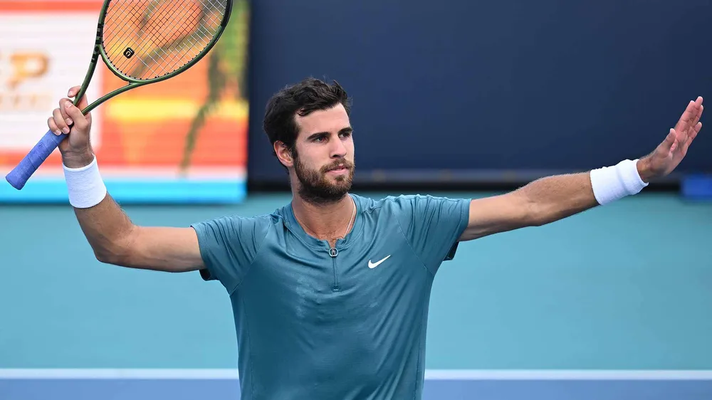 Khachanov lần đầu thắng Tsitsipas