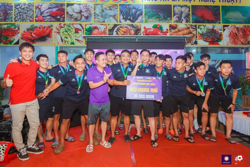 Ông Tôn Thất Quang (áo đỏ bìa trái) và ông Tôn Thấn Thịnh (áo tím) của Ligpro trong đêm trao giải