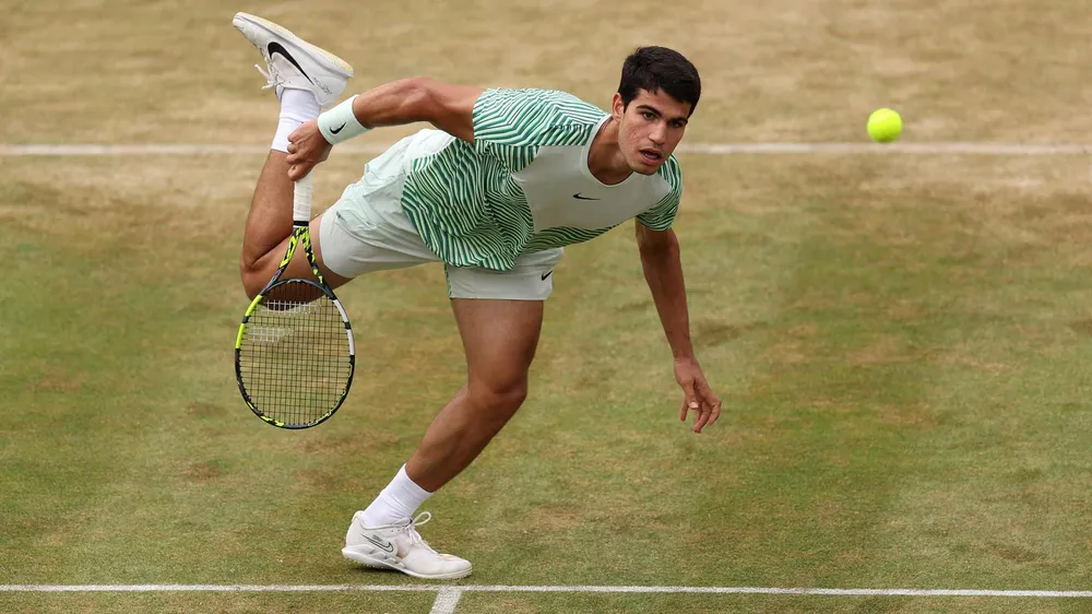 Alcaraz nhanh chóng thích nghi trên mặt sân cỏ