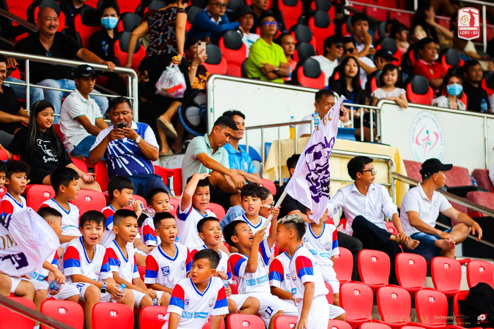 Khán giả nhí đếm xem trận chung kết