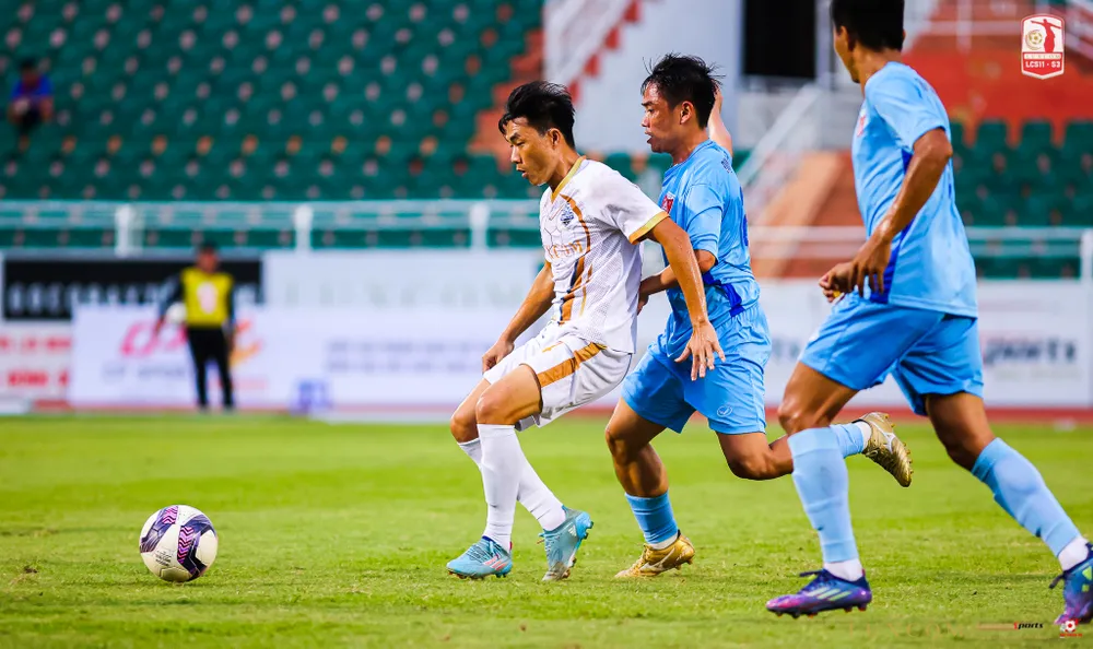 Một pha bóng quyết liệt của trận chung kết