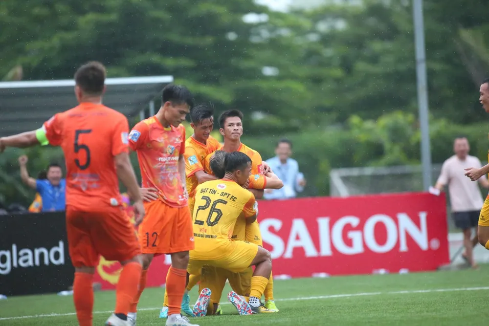 Họ ôm nhau ăn mừng sau bàn thắng thứ 2