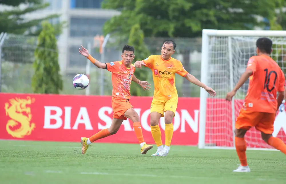 Hoàng cao khóa chặt Luân sư phụ