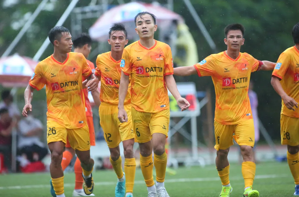 Hoàng cao (giữa) và Tuấn Vinh (phải) là 2 người bạn già, 2 cầu thủ kỳ cựu của Đạt Tín qua nhiều năm. Ảnh: THANH ĐÌNH