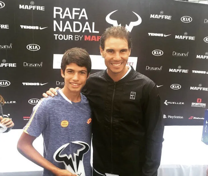 Alcaraz chụp hình cùng Nadal vào năm 2016