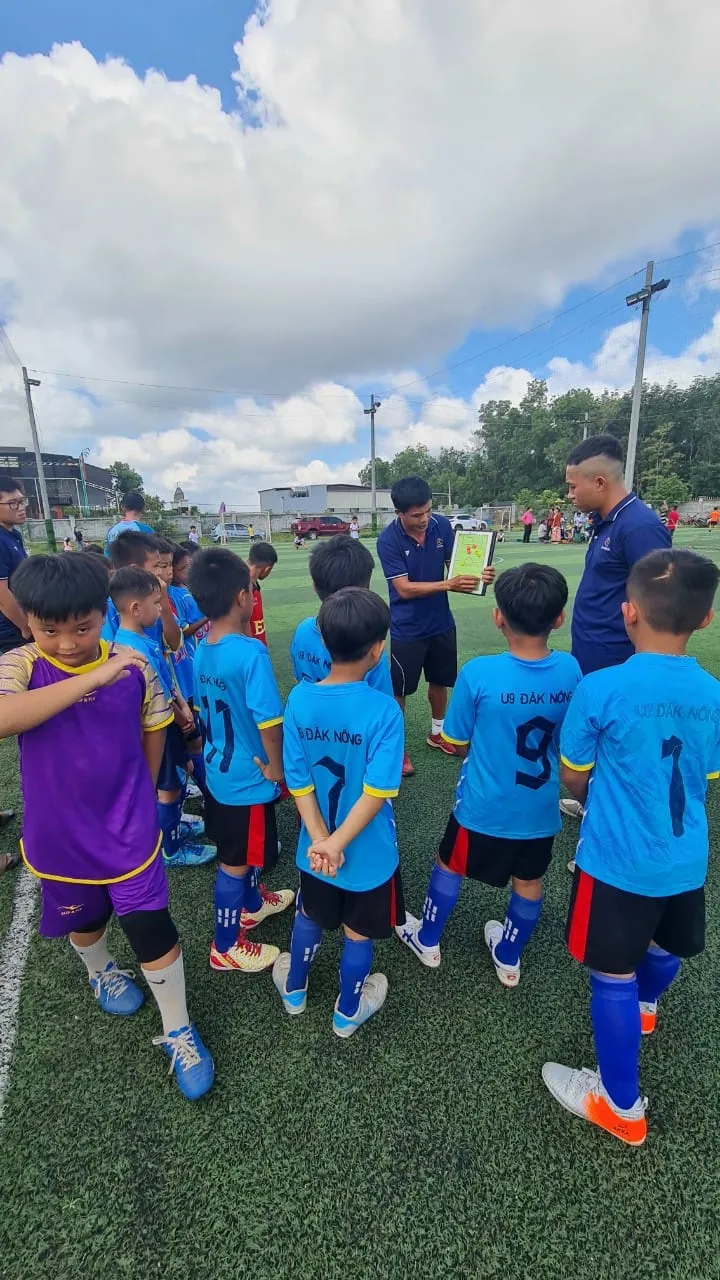 Thầy Thắng đang hướng dẫn các em