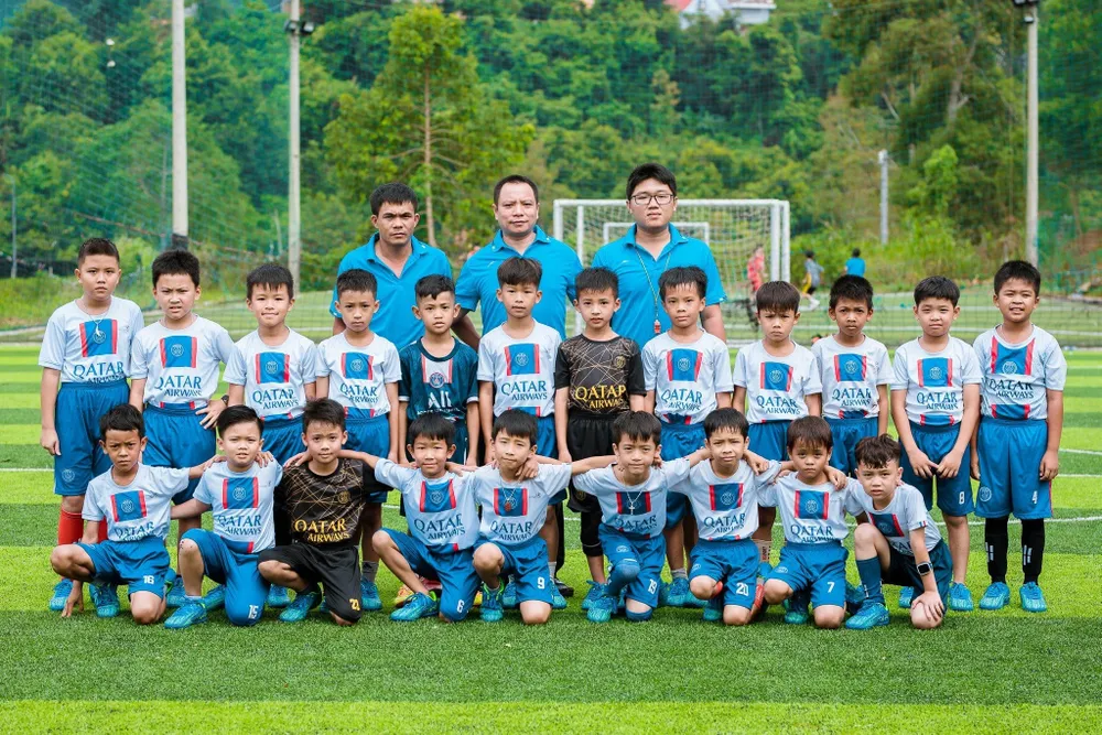 Thầy Thắng (hàng đầu bên trái) cần thêm nhiều cán bộ thể thao hỗ trợ