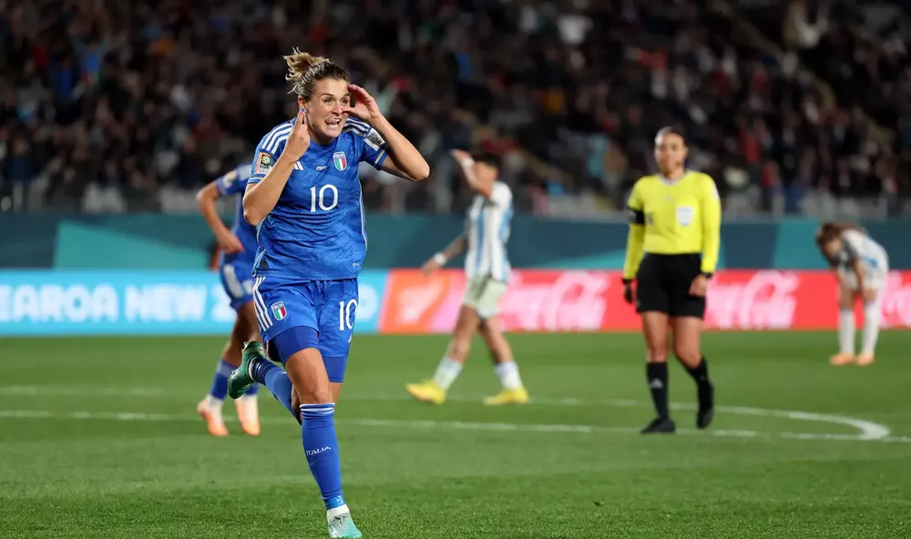 Girelli ăn mừng sau khi ghi bàn