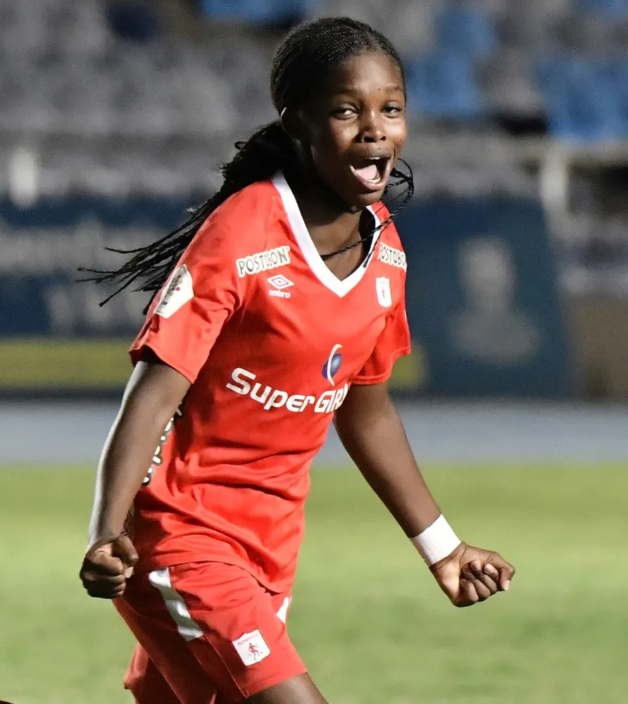 Caicedo chơi bóng chuyên nghiệp lần đầu tiên khi mới 14 tuổi