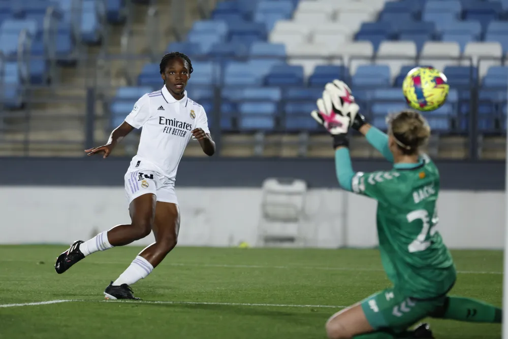 Caicedo "nữ" trong màu áo của Real