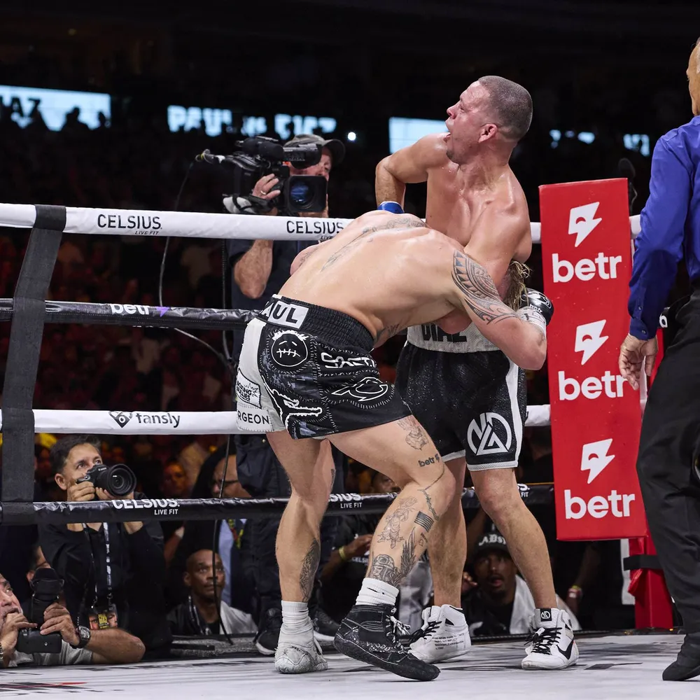 Nate siết cổ Jake theo thói quen