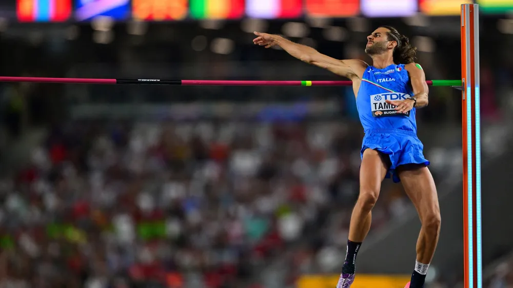 Khoảnh khắc anh lắc người, chuẩn bị uốn mình qua xà Khoảnh khắc anh lắc người, chuẩn bị uốn mình qua xà