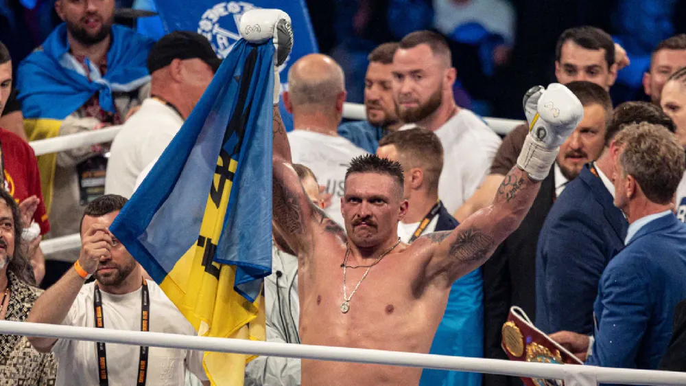 Usyk ăn mừng chiến thắng, nhưng trước đó...