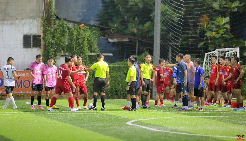 Một khoảnh khắc căng thẳng trong trận đấu giữa Minh Mẫn Bình Điền và Hạt Điều Thương Thương. Ảnh: THANH ĐÌNH