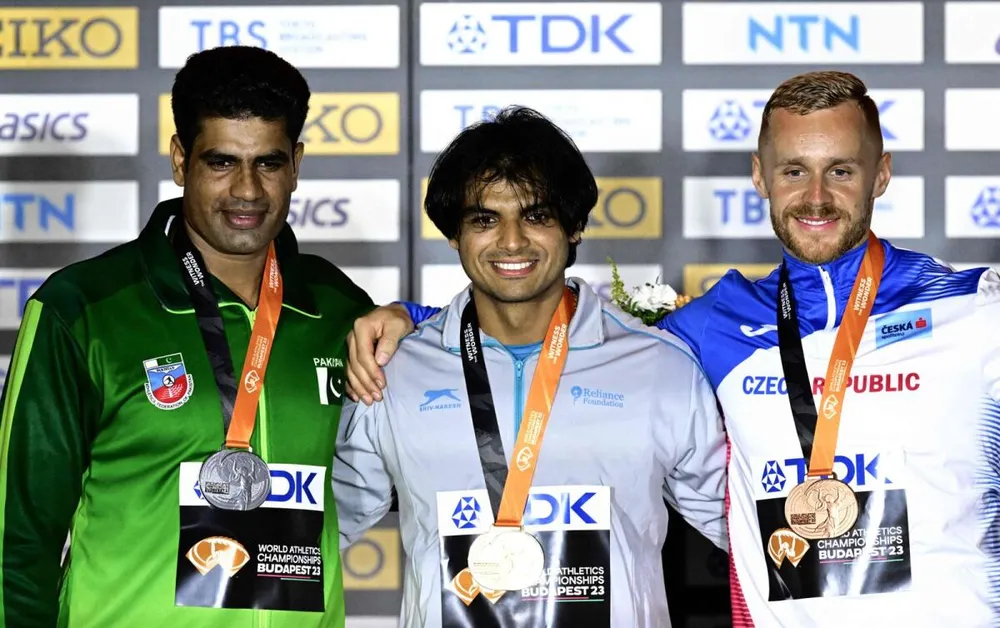 Nadeem (trái) và Chopra (giữa) rất tôn trọng nhau