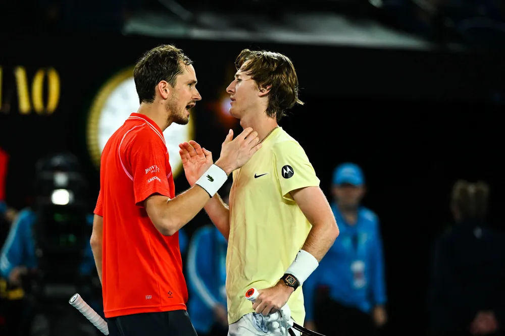 Korda (phải) bất ngờ loại Medvedev