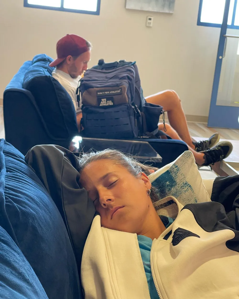 Kasatkina tranh thủ ngủ tại sân bay Kasatkina tranh thủ ngủ tại sân bay