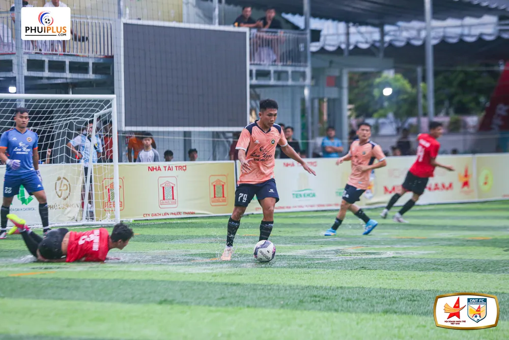 Huy Tín ghi cú đúp cho Spa Lan Ngọc, nhưng vẫn là chưa đủ Huy Tín ghi cú đúp cho Spa Lan Ngọc, nhưng vẫn là chưa đủ