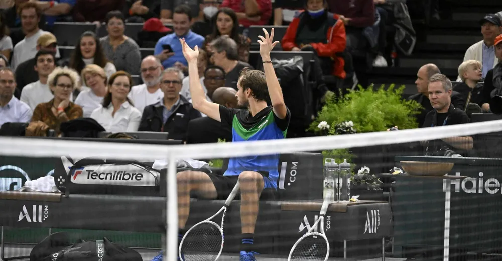 Medvedev phản ứng đám đông