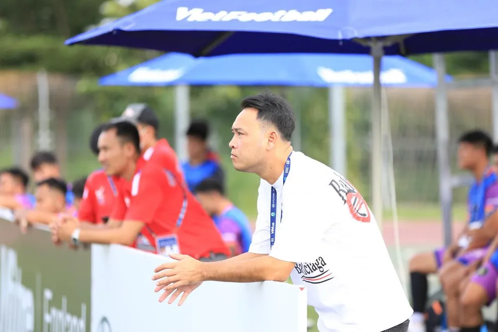 "Bầu" Phi Hoàng trong màu áo trắng