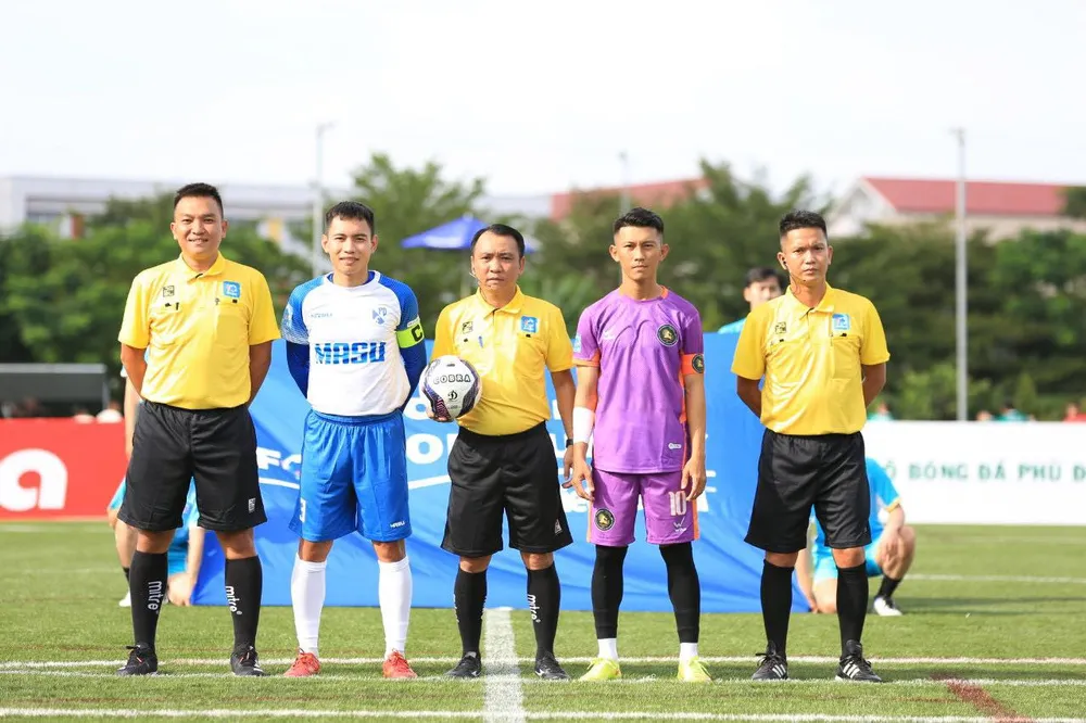 Thủ quân Bá Tiến của CCC (áo tím lịm)