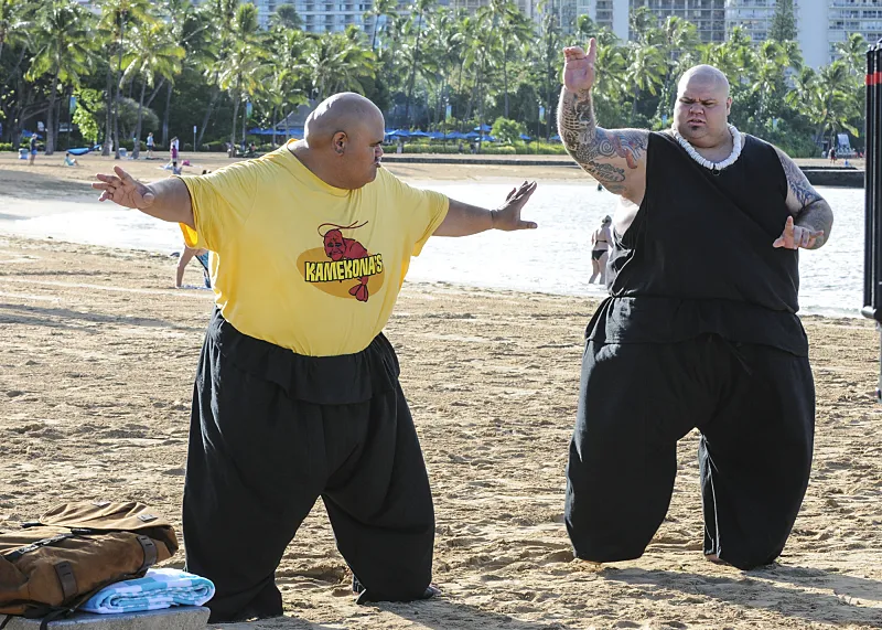 Teila Tuli (áo vàng) trong phim "Biệt đội Hawaii"