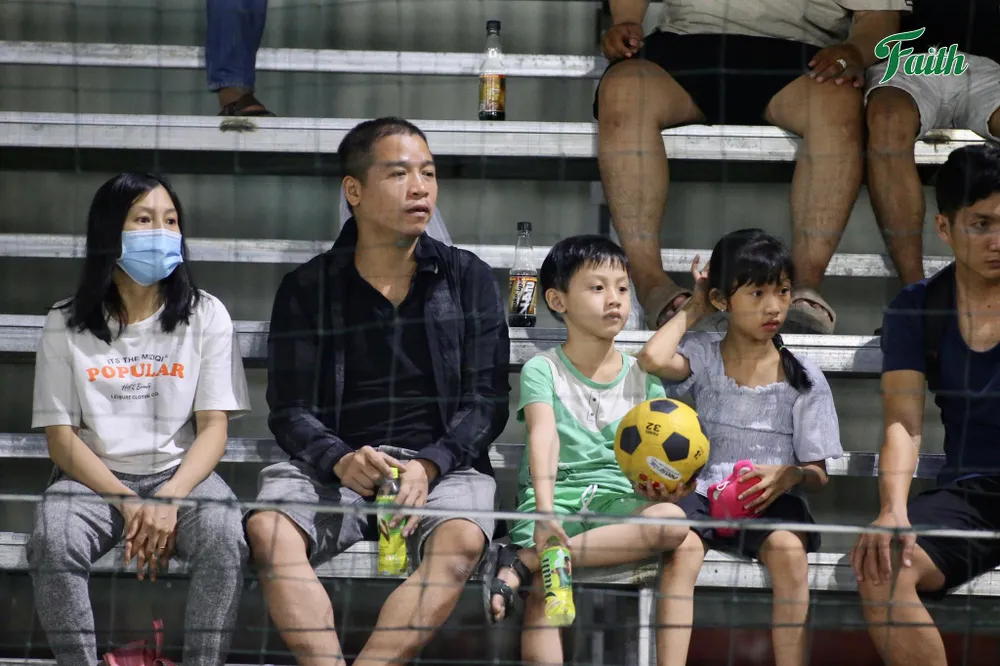 Khán giả nhí chăm chú xem các chú thi đấu